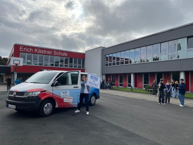 In den letzten Wochen waren wir mit dem Demokratie-Mobil an vielen Schulen in Nordhessen unterwegs. Mit dabei war wir Regionalhistoriker Ernst Klein. Herr Klein hat in den letzten Jahrzehnten viele Lebensgeschichten von Jüdinnen und Juden dokumentiert, die vor und während des zweiten Weltkriegs aus Deutschland fliehen mussten. Zu diesen Geschichten kommt Herr Klein mit den Schüler*innen ins Gespräch. Er will eins: Gegen das Vergessen kämpfen. Und den jungen Menschen Mut machen. Wir danken den engagierten und interessierten Schüler*innen, den Lehrkräften und vor allem Herr Klein für sein unermüdliches Engagement. 

#demokratie #vielfalt #schulen #nordhessen #gegendasvergessen